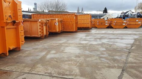 Acht orangefarbene Container unterschiedlicher Größe in Hannover